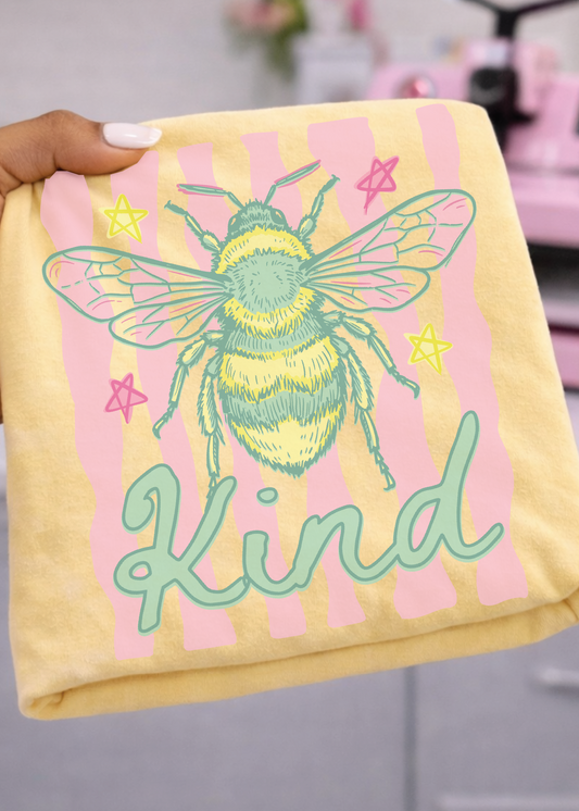 BE KIND COMFORT COLOR GRAPHIC TEE